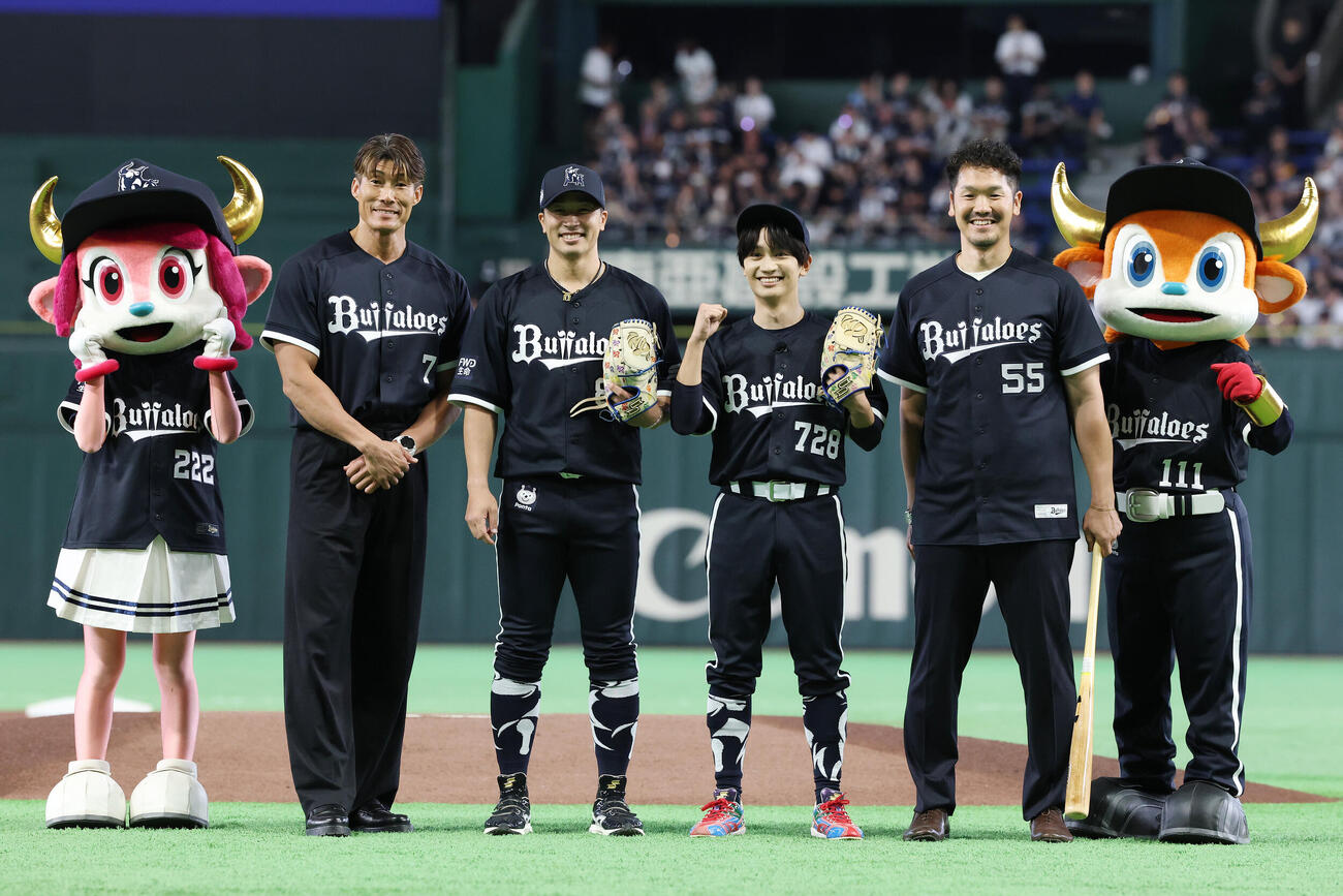 オリックス対楽天　スペシャル始球式を行い記念撮影する、左からベル、糸井嘉男氏、安達了一氏、藤原丈一郎、T－岡田氏、バファローブル（撮影・宮地輝）