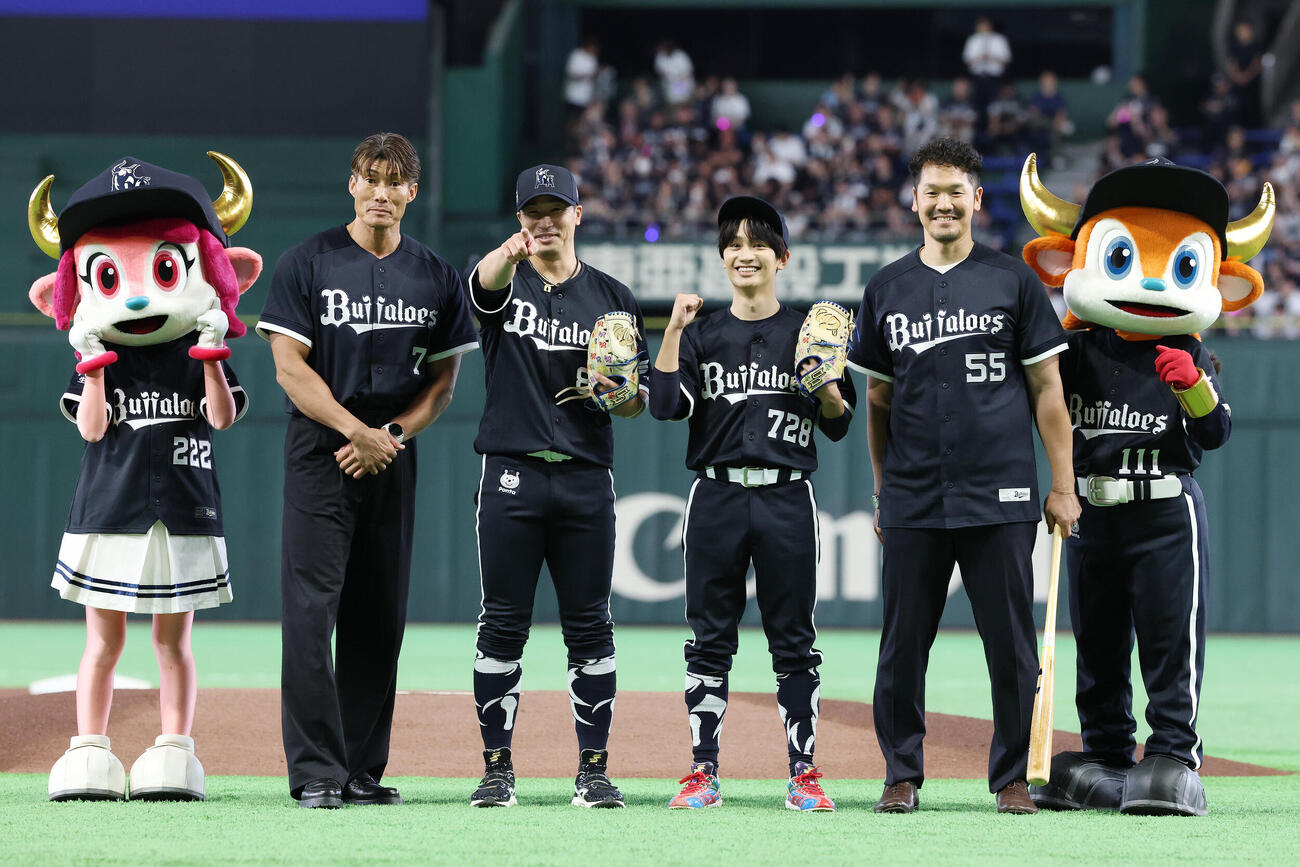 オリックス対楽天　スペシャル始球式を行い記念撮影する、左からベル、糸井嘉男氏、安達了一氏、藤原丈一郎、T－岡田氏、バファローブル（撮影・宮地輝）