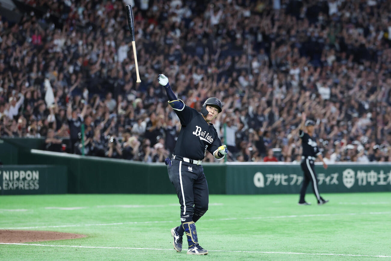 オリックス対楽天　9回裏オリックス1死一、二塁、サヨナラ本塁打を放ち喜びを爆発させる来田涼斗（撮影・宮地輝）