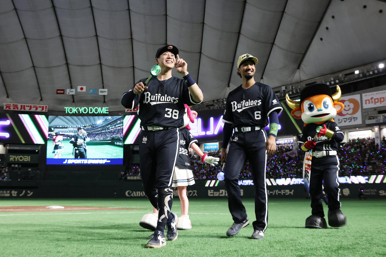 オリックス対楽天　サヨナラ勝利し笑顔のオリックス来田涼斗（左）と宗佑磨（撮影・宮地輝）