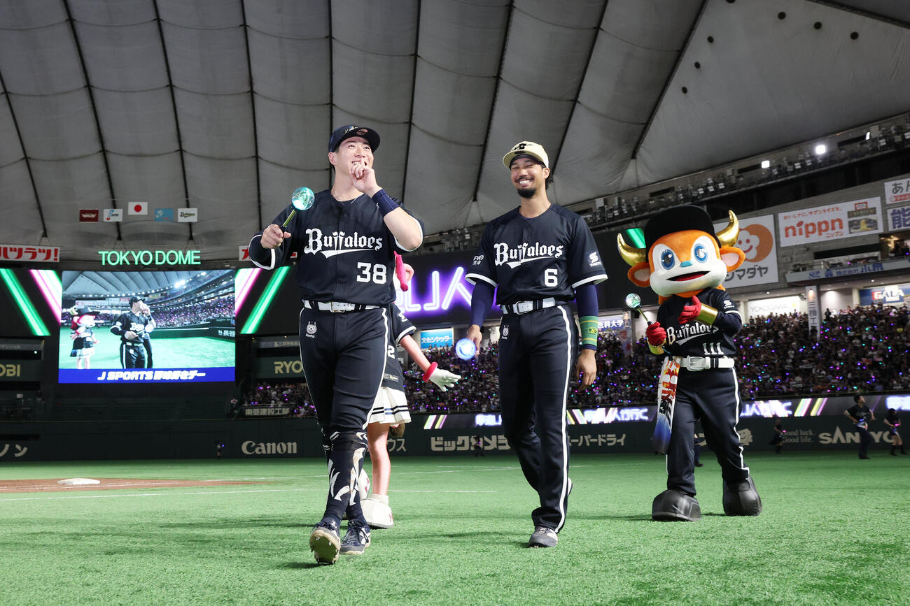 オリックス対楽天　サヨナラ勝利し笑顔のオリックス来田涼斗（左）と宗佑磨（撮影・宮地輝）