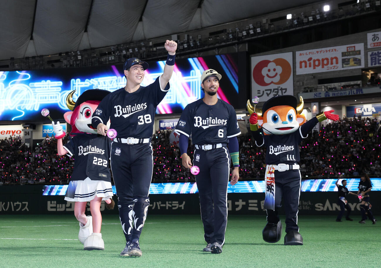 オリックス対楽天　サヨナラ勝利し笑顔のオリックス来田涼斗（左）と宗佑磨（撮影・宮地輝）