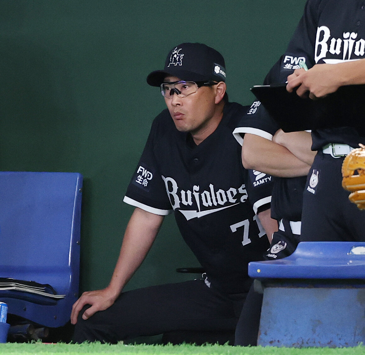 オリックス対楽天　戦況を見つめるオリックス岸田護監督（撮影・宮地輝）