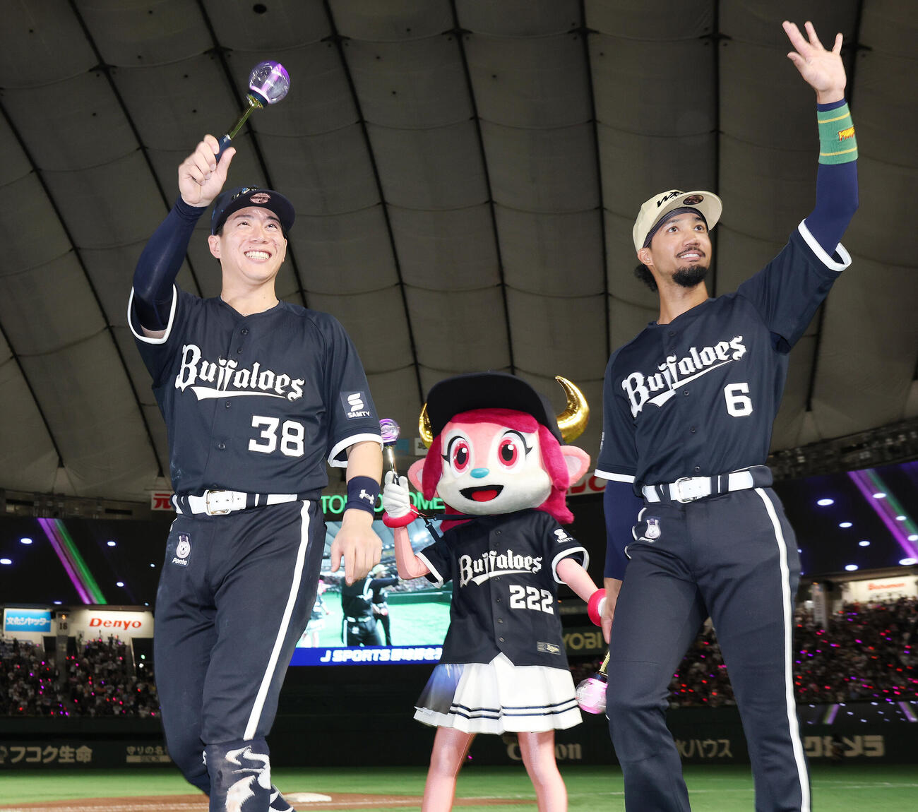 オリックス対楽天　サヨナラ勝利し笑顔のオリックス来田涼斗（左）と宗佑磨（撮影・宮地輝）
