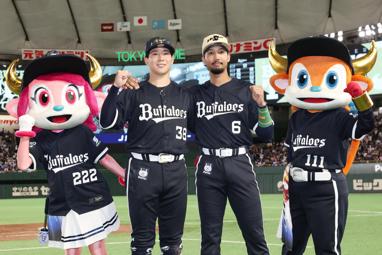 オリックス対楽天　サヨナラ勝利し笑顔で記念撮影する左からベル、オリックス来田涼斗、宗佑磨、バファローブル（撮影・宮地輝）