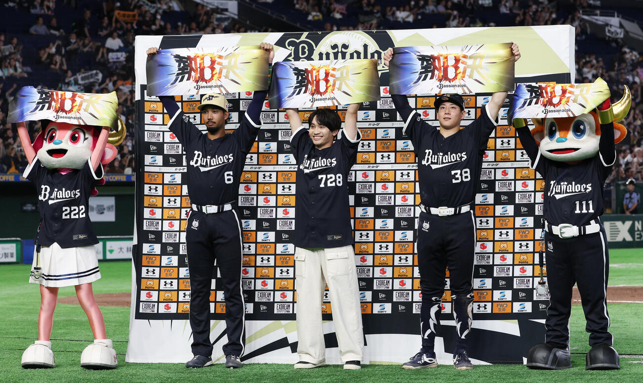 オリックス対楽天　サヨナラ勝利を喜ぶ、左からベル、オリックス宗佑磨、なにわ男子藤原丈一郎、来田涼斗、バファローブル（撮影・宮地輝）