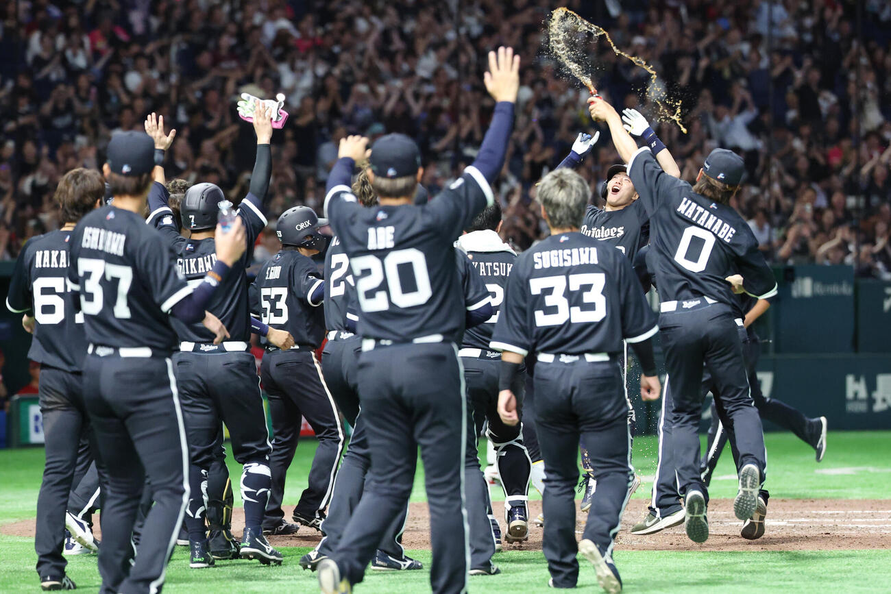 オリックス対楽天　9回裏オリックス1死一、二塁、サヨナラ本塁打を放ちウオーターシャワーを浴びる来田涼斗（撮影・宮地輝）