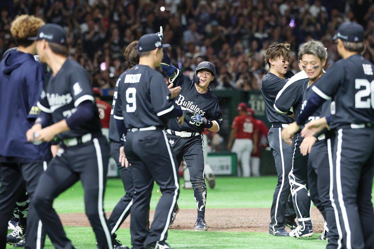 オリックス対楽天　9回裏オリックス1死一、二塁、サヨナラ本塁打を放ち喜びを爆発させる来田涼斗（撮影・宮地輝）