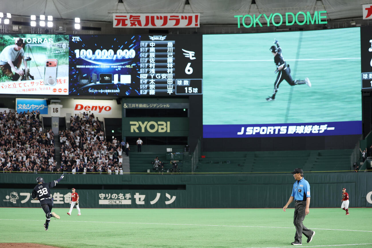 オリックス対楽天　9回裏オリックス1死一、二塁、サヨナラ本塁打を放った来田涼斗（撮影・宮地輝）