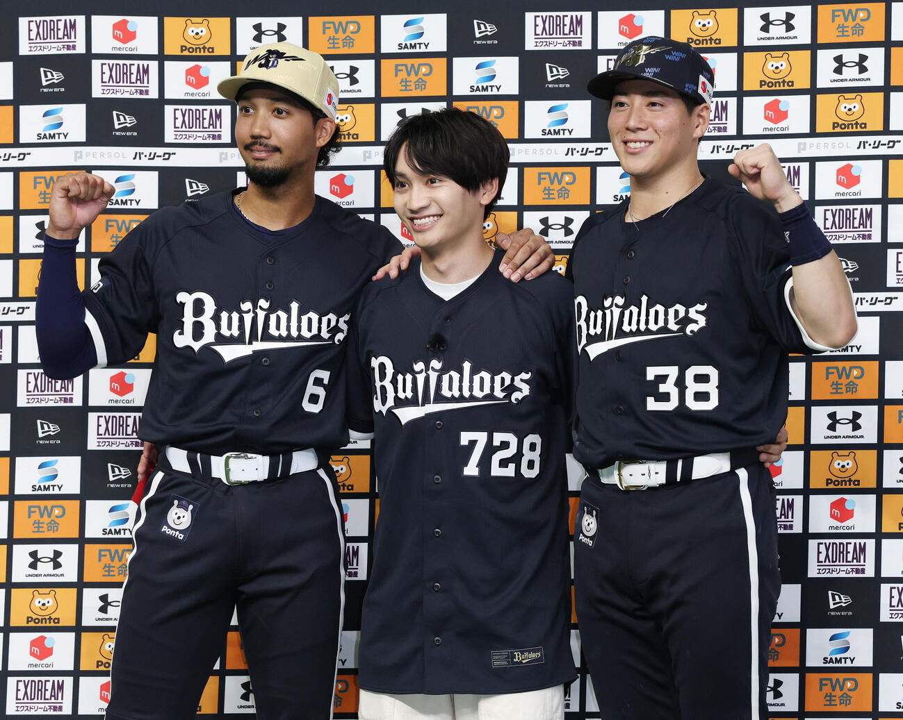 オリックス対楽天　サヨナラ勝ちし、なにわ男子の藤原丈一郎（中央）と笑顔で記念撮影するオリックス宗佑磨（左）と来田涼斗（撮影・宮地輝）