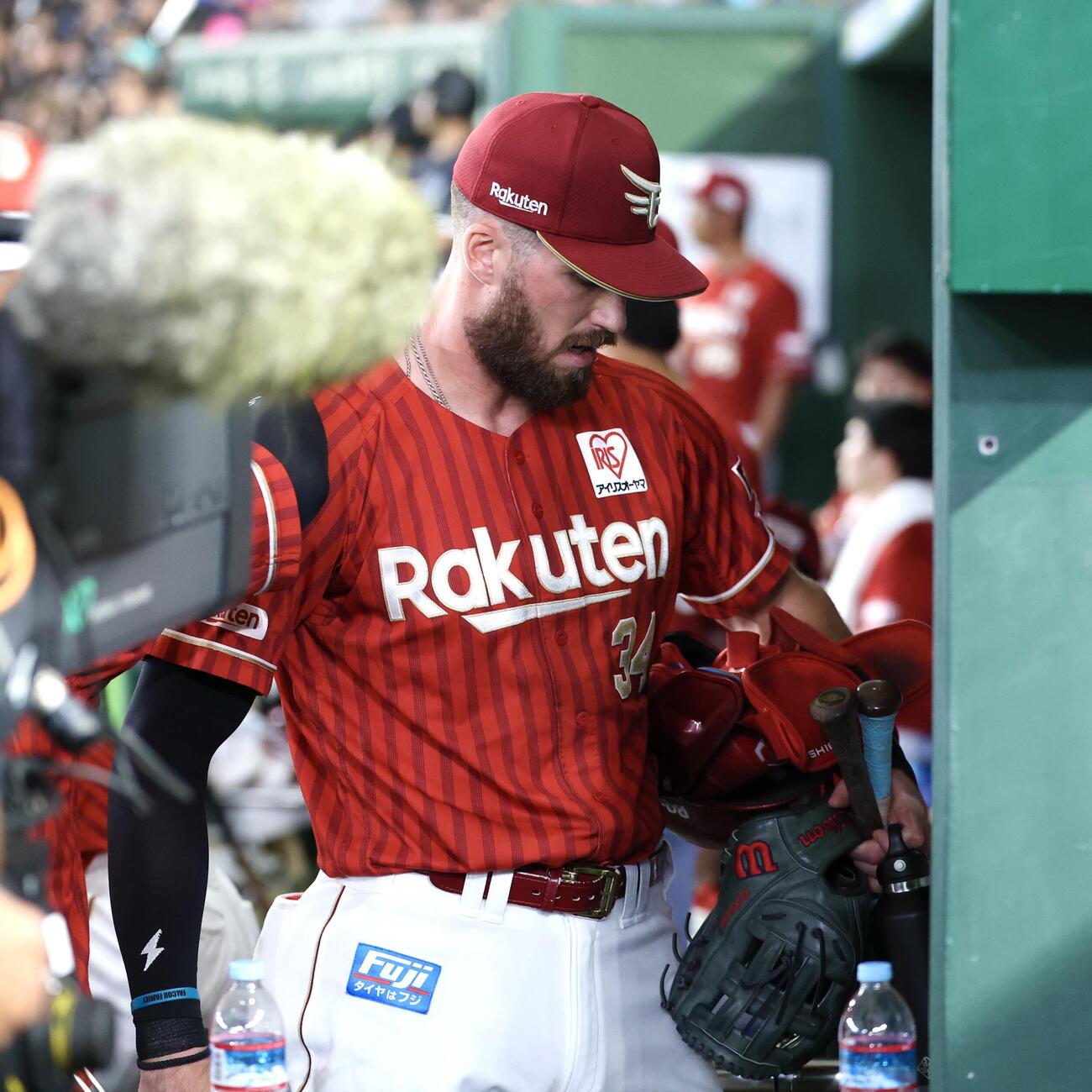 オリックス対楽天　1回表、退場となる楽天カーソン・マッカスカー（撮影・宮地輝）
