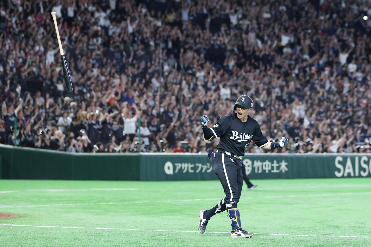オリックス対楽天　9回裏オリックス1死一、二塁、サヨナラ本塁打を放ち喜びを爆発させる来田涼斗（撮影・宮地輝）