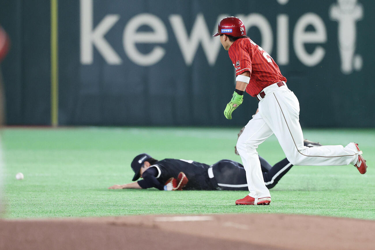 オリックス対楽天　1回表楽天無死一、二塁、辰己涼介の打球に飛びつく太田椋（撮影・宮地輝）