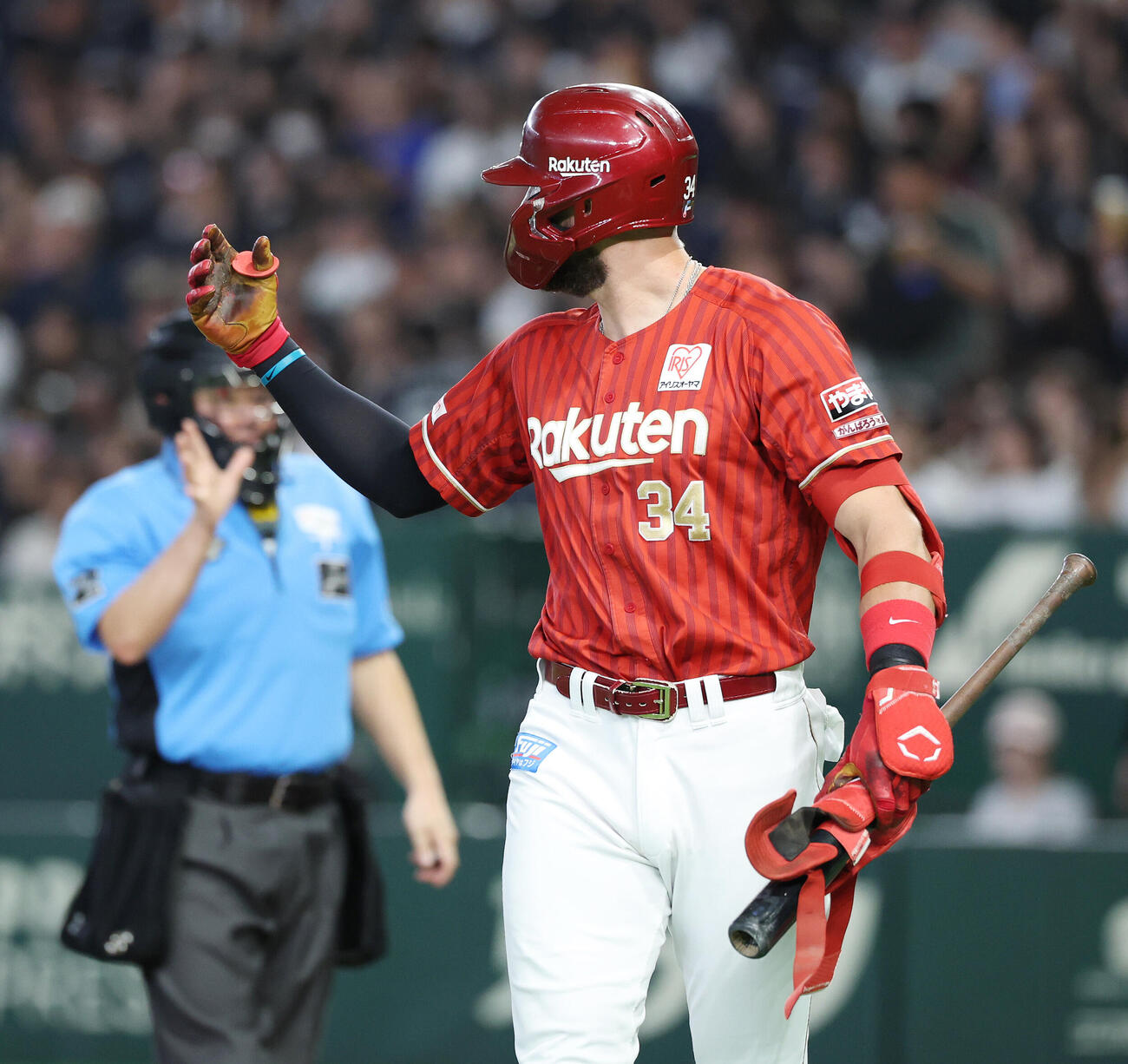オリックス対楽天　1回表楽天無死一、二塁、空振り三振となるカーソン・マッカスカー（撮影・宮地輝）