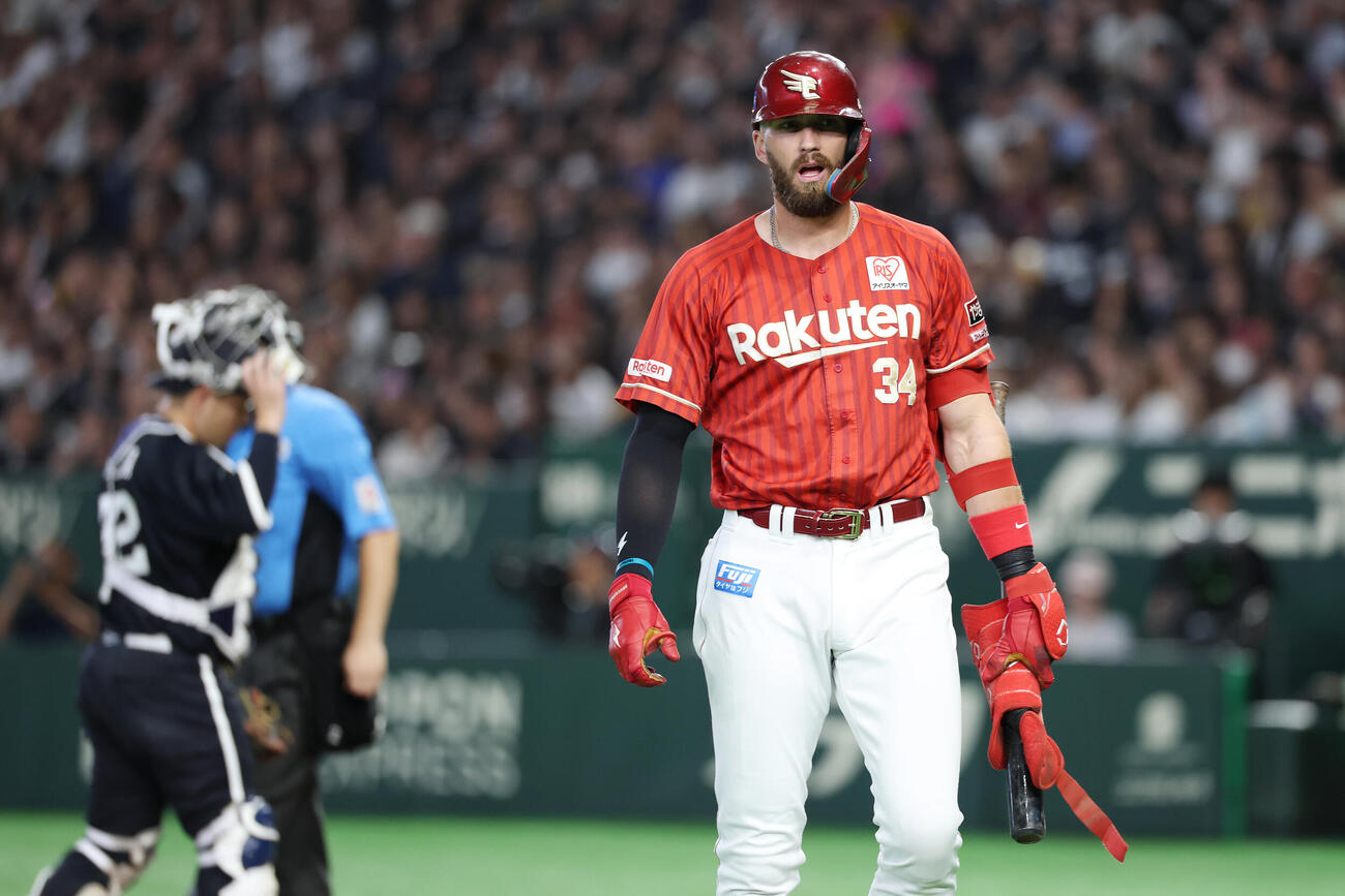 オリックス対楽天　1回表楽天無死一、二塁、空振り三振となるカーソン・マッカスカー（撮影・宮地輝）
