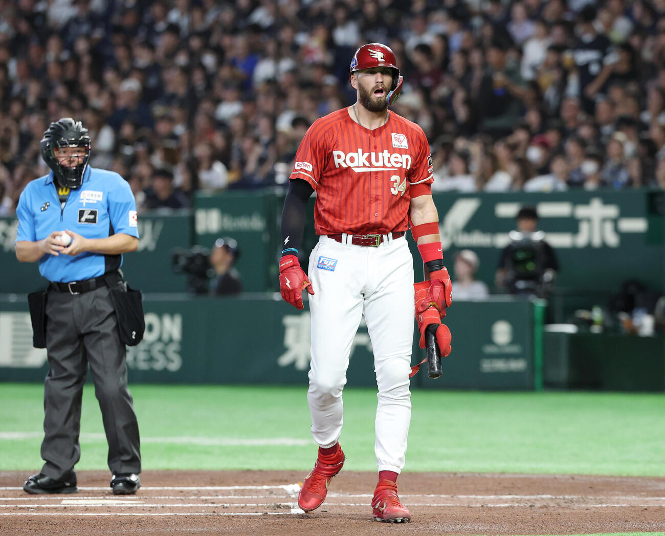 オリックス対楽天　1回表楽天無死一、二塁、空振り三振となったカーソン・マッカスカー（撮影・宮地輝）