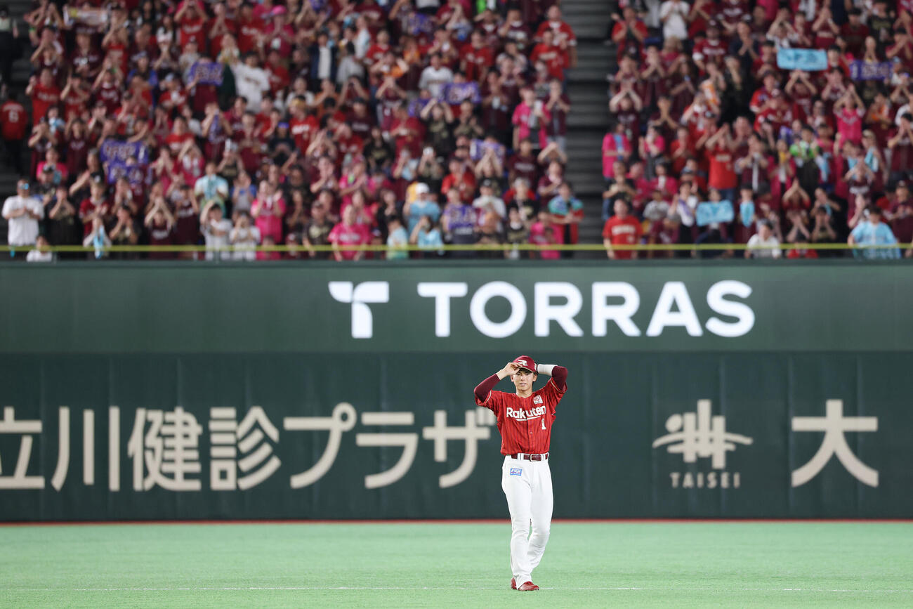 オリックス対楽天　2回表楽天無死、本塁打を放った宗山塁はファンの声援に応えた（撮影・宮地輝）