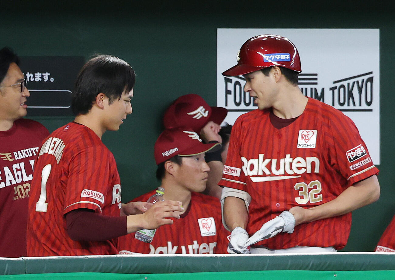 オリックス対楽天　2回表、2者連続で本塁打を放った楽天宗山塁（左）と中島大輔（撮影・宮地輝）