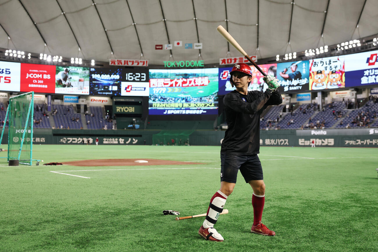 オリックス対楽天　試合前練習に臨む楽天宗山塁（撮影・宮地輝）