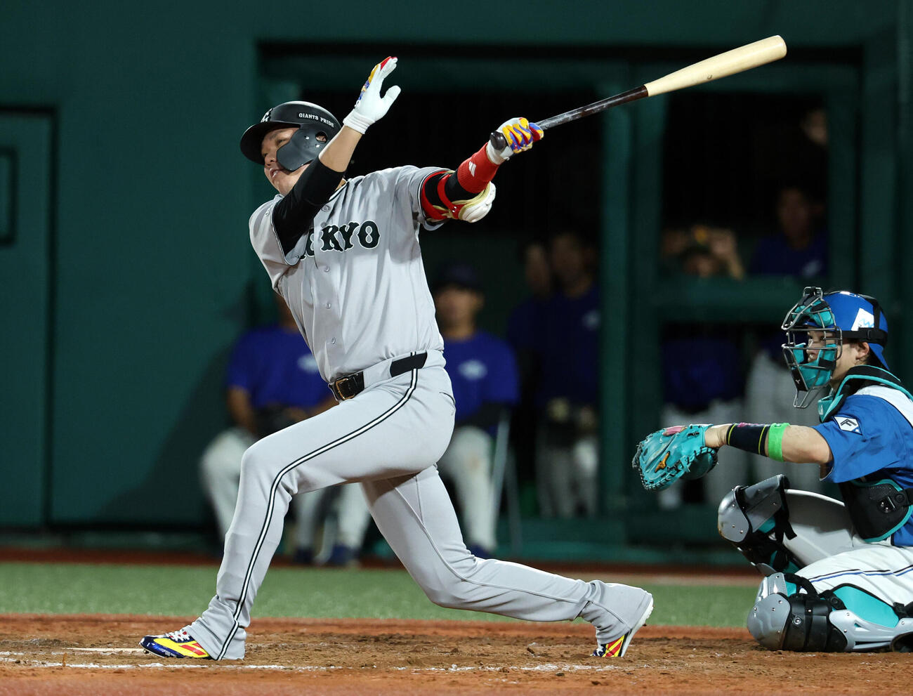 マイナビオールスターゲーム2026第2戦で、左前打を放つ全セ坂本勇人（2026年7月撮影）