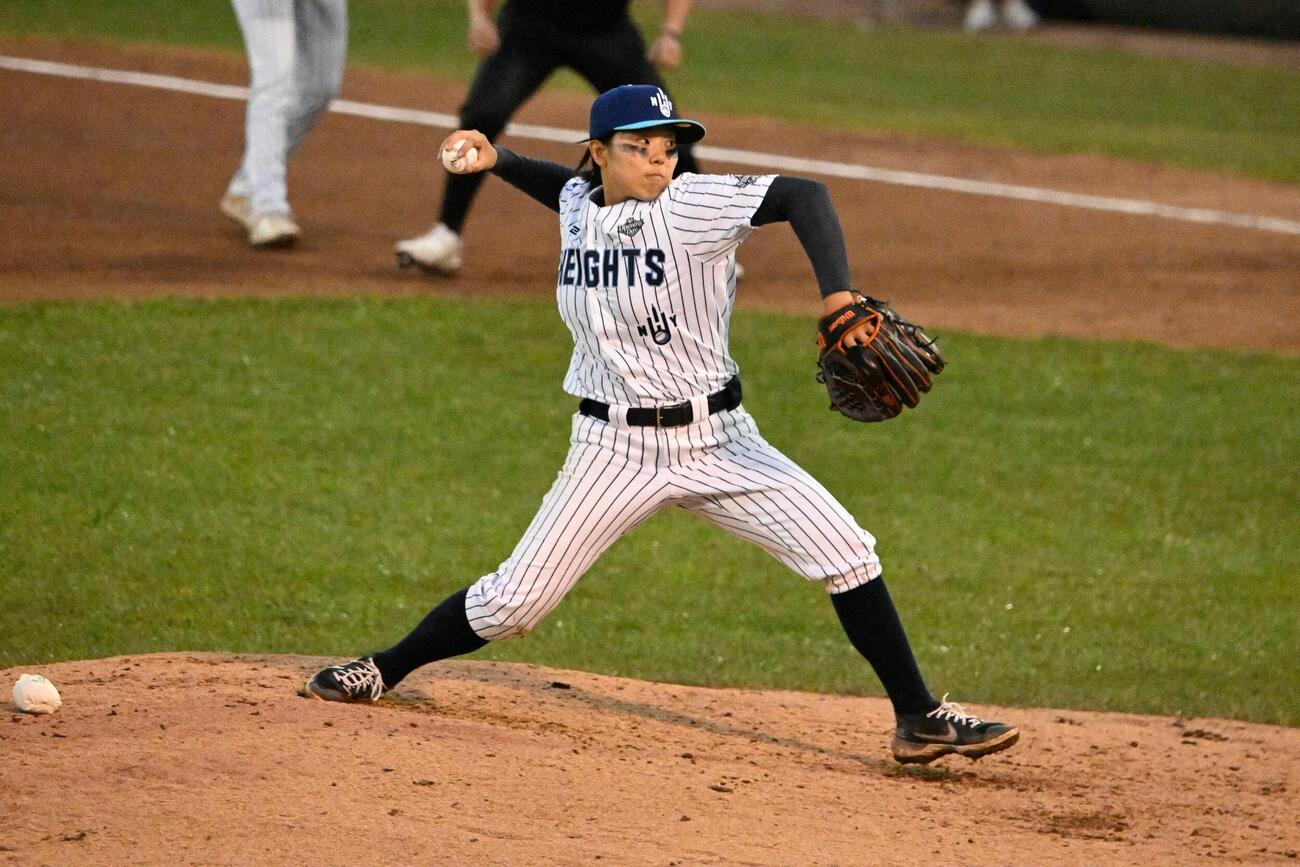 8月1日、イリノイ州スプリングフィールドで行われた女子プロ野球リーグの開幕戦、ロサンゼルス・クイーンズ戦で力投するニューヨーク・ハイツのキム・ラギョン投手（AP）