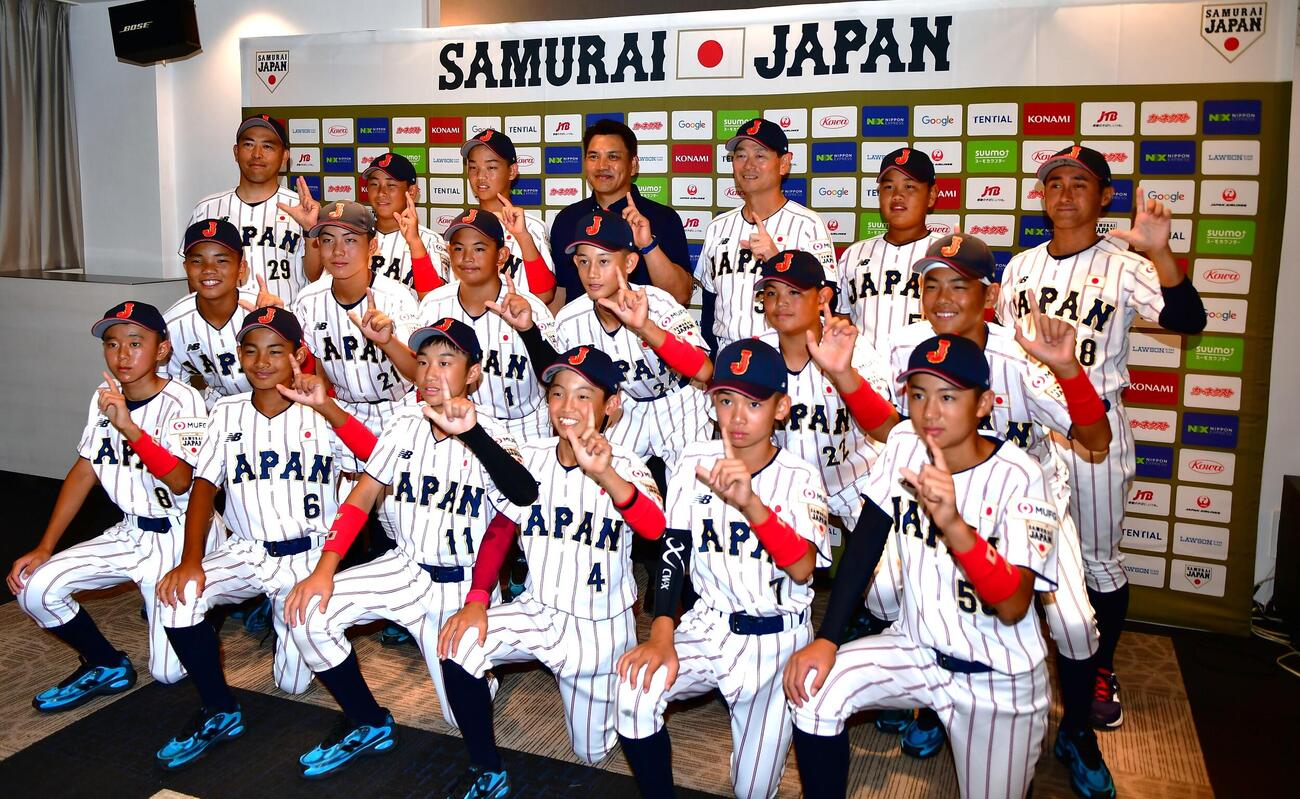「第12回BFA U12アジア野球選手権」出場する侍ジャパンU－12日本代表。後列左から4人目は激励に訪れたトップチームの井口資仁監督。同5人目は桑田真澄監督（撮影・松尾幸之介）