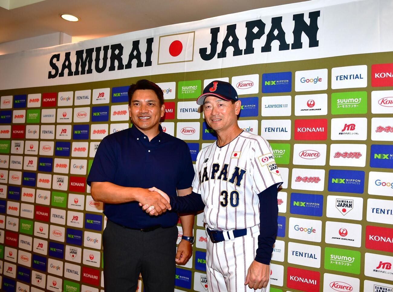 「第12回BFA U12アジア野球選手権」に出場する桑田真澄監督（右）と握手する激励に訪れたトップチームの井口資仁監督（撮影・松尾幸之介）