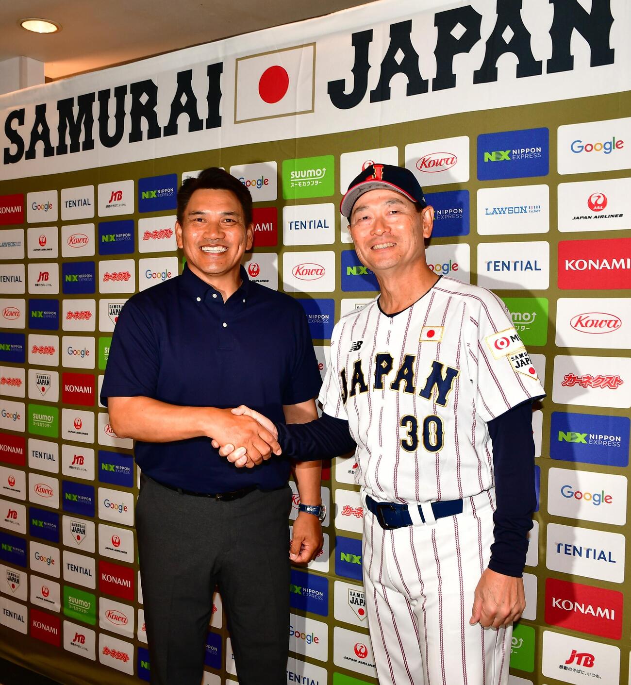 「第12回BFA U12アジア野球選手権」に出場する桑田真澄監督（右）と握手する激励に訪れたトップチームの井口資仁監督（撮影・松尾幸之介）
