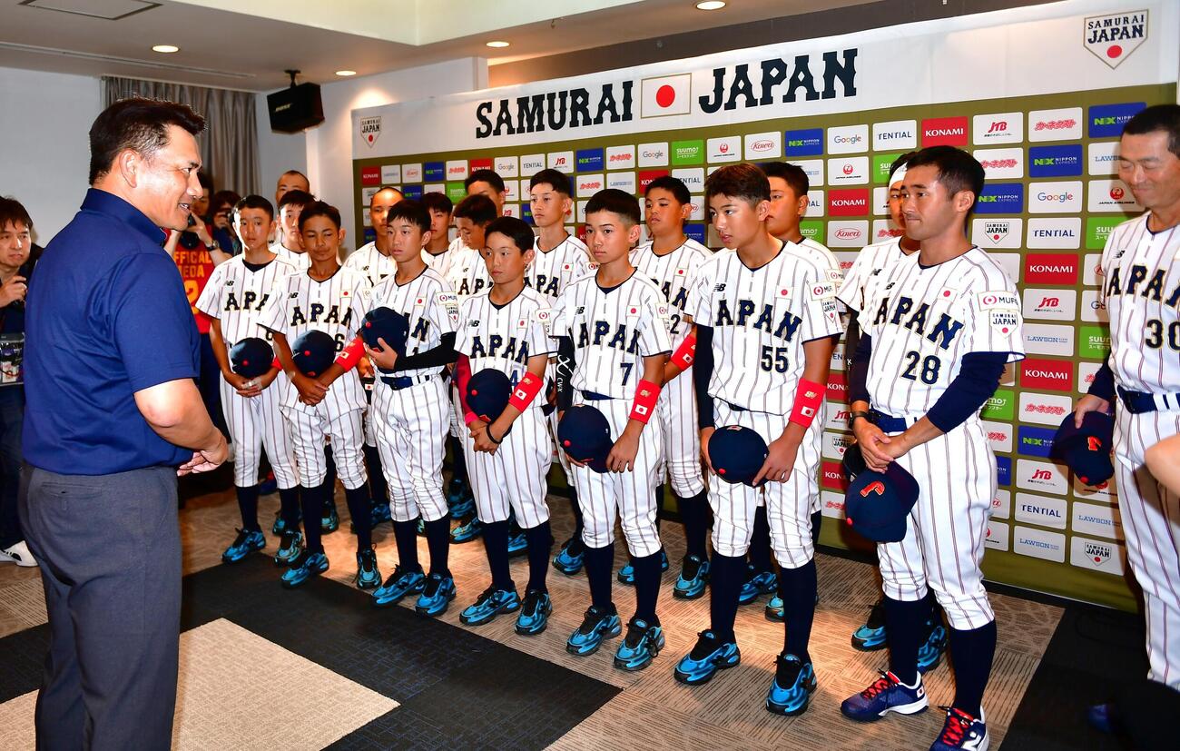 「第12回BFA U12アジア野球選手権」に出場する桑田真澄監督（右端）ら侍ジャパンU－12日本代表を激励するトップチームの井口資仁監督。（撮影・松尾幸之介）