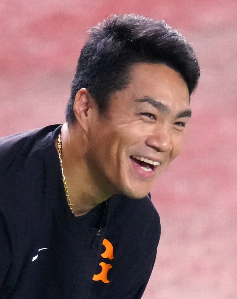 練習中、笑顔を見せる巨人則本昂大（2026年7月撮影）