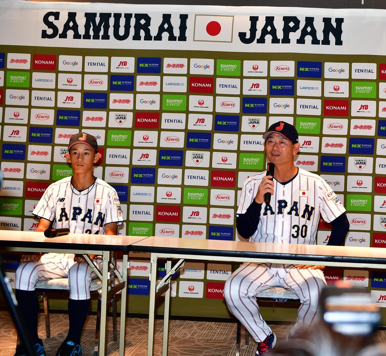 侍ジャパンU－12日本代表の「第12回BFA U12アジア野球選手権」出場へ向けて会見した桑田真澄監督（右）と伊藤龍成主将（撮影・松尾幸之介）