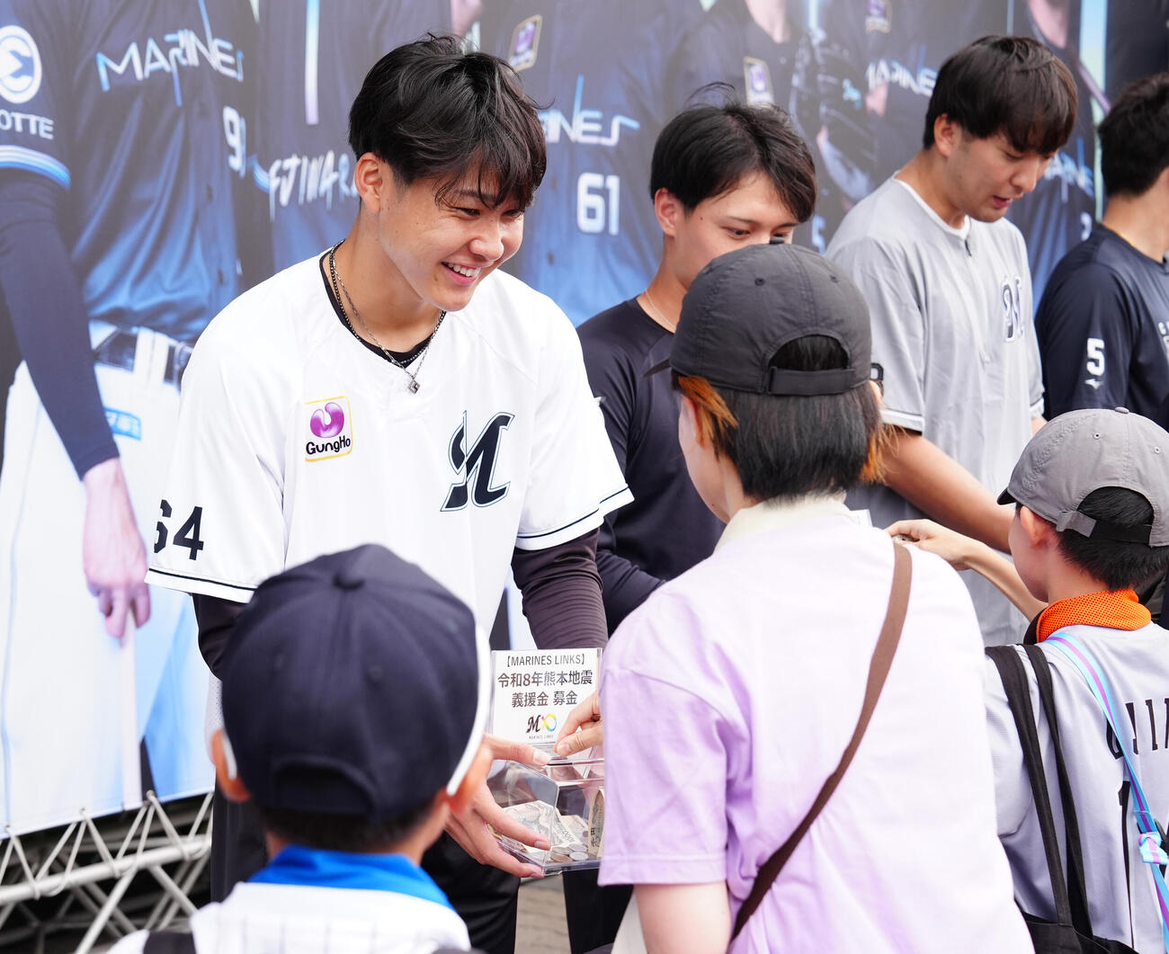ロッテ対西武　試合前、熊本地震の被災地支援のため募金活動をするロッテナイン。左から広池康志郎、毛利海大、河村説人（撮影・鈴木みどり）