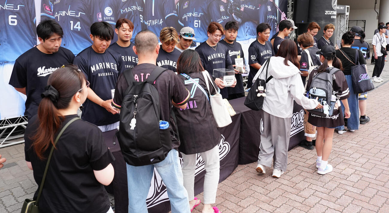 ロッテ対西武　試合前、熊本地震の被災地支援のため募金活動をするロッテナイン。左から八木彬、松川虎生、佐藤都志也、鈴木昭汰、山崎剛、小野郁、沢田圭佑、愛斗（撮影・鈴木みどり）