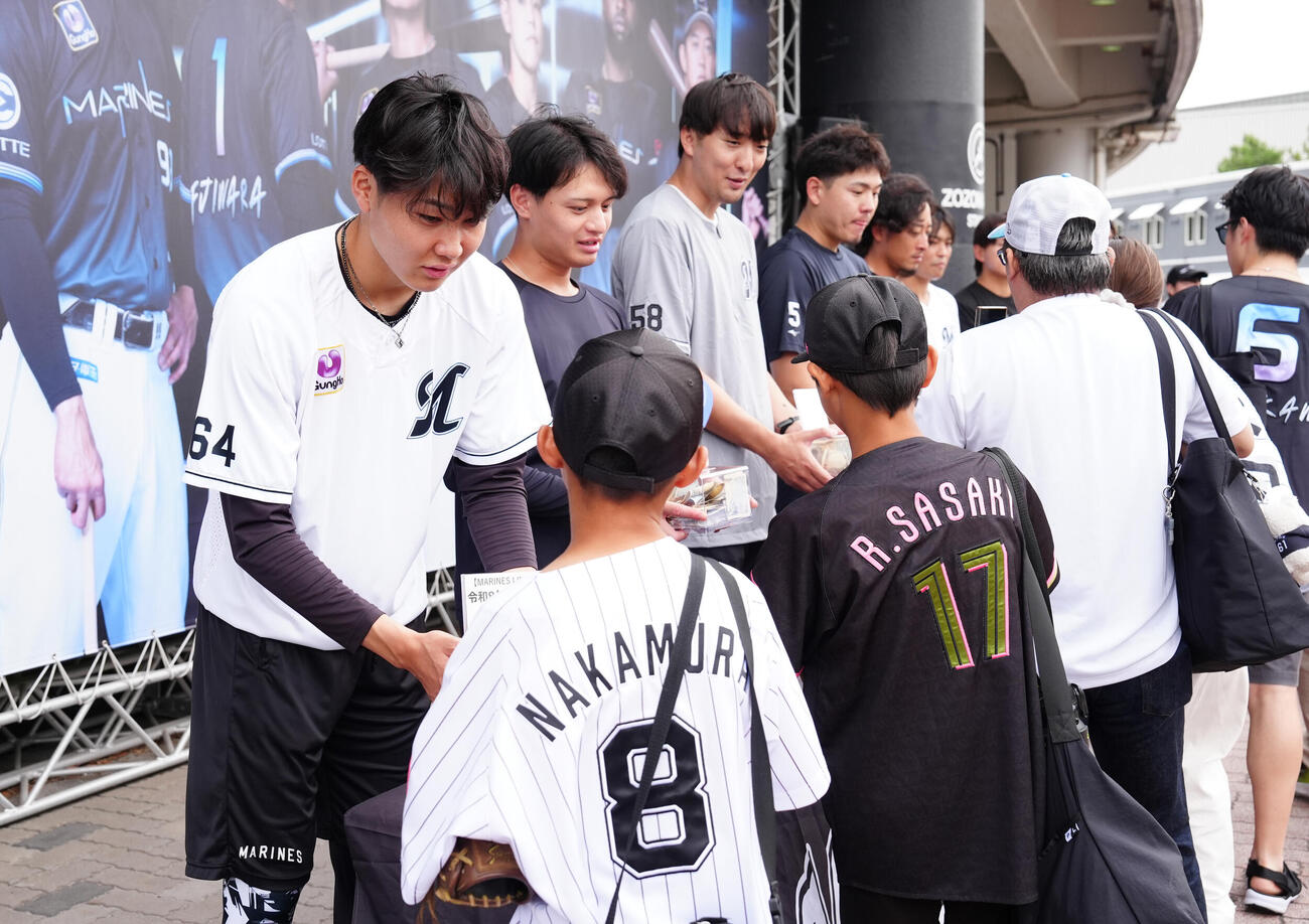 ロッテ対西武　試合前、熊本地震の被災地支援のため募金活動をするロッテナイン。左から広池康志郎、毛利海大、河村説人、安田尚憲（撮影・鈴木みどり）