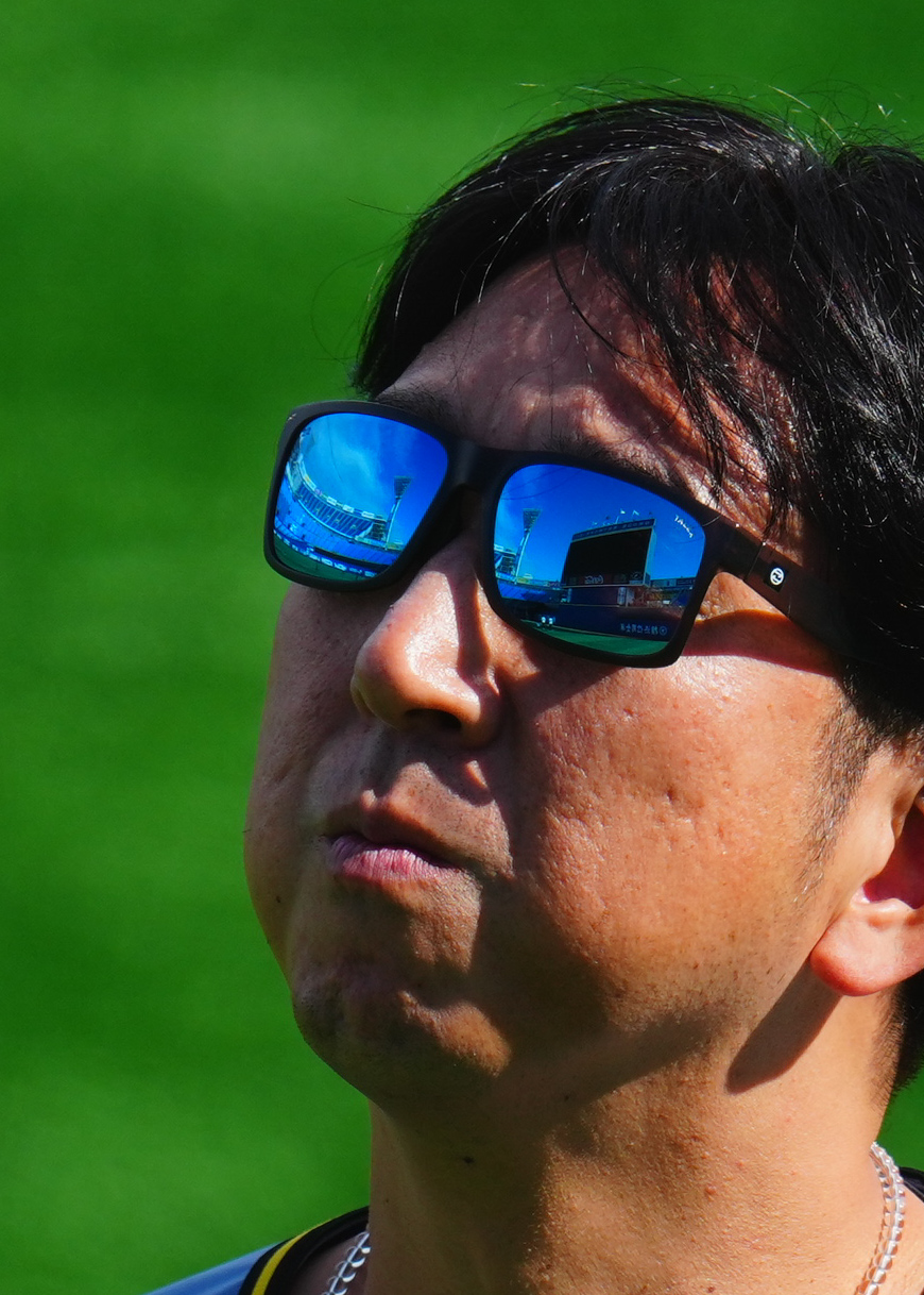 DeNA対阪神　試合前、横浜スタジアムを見渡す阪神藤川球児監督（撮影・垰建太）