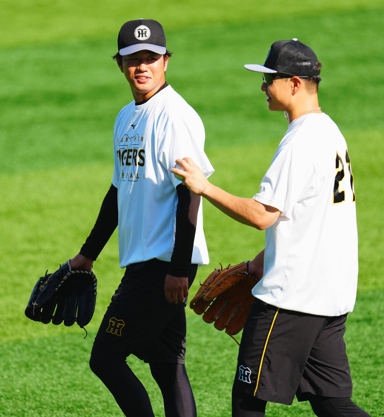 DeNA対阪神　試合前キャッチボールを終え談笑する阪神高橋遥人（左）と大竹耕太郎（撮影・垰建太）