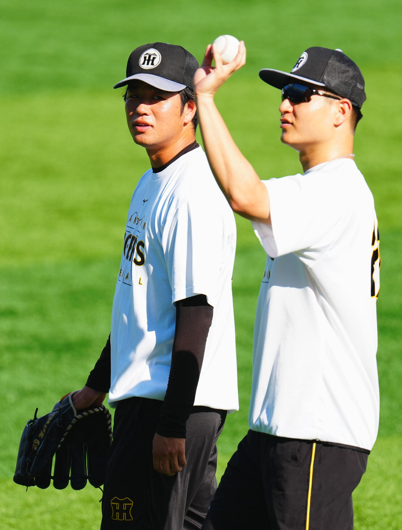 DeNA対阪神　試合前キャッチボールを終え談笑する阪神高橋遥人（左）と大竹耕太郎（撮影・垰建太）
