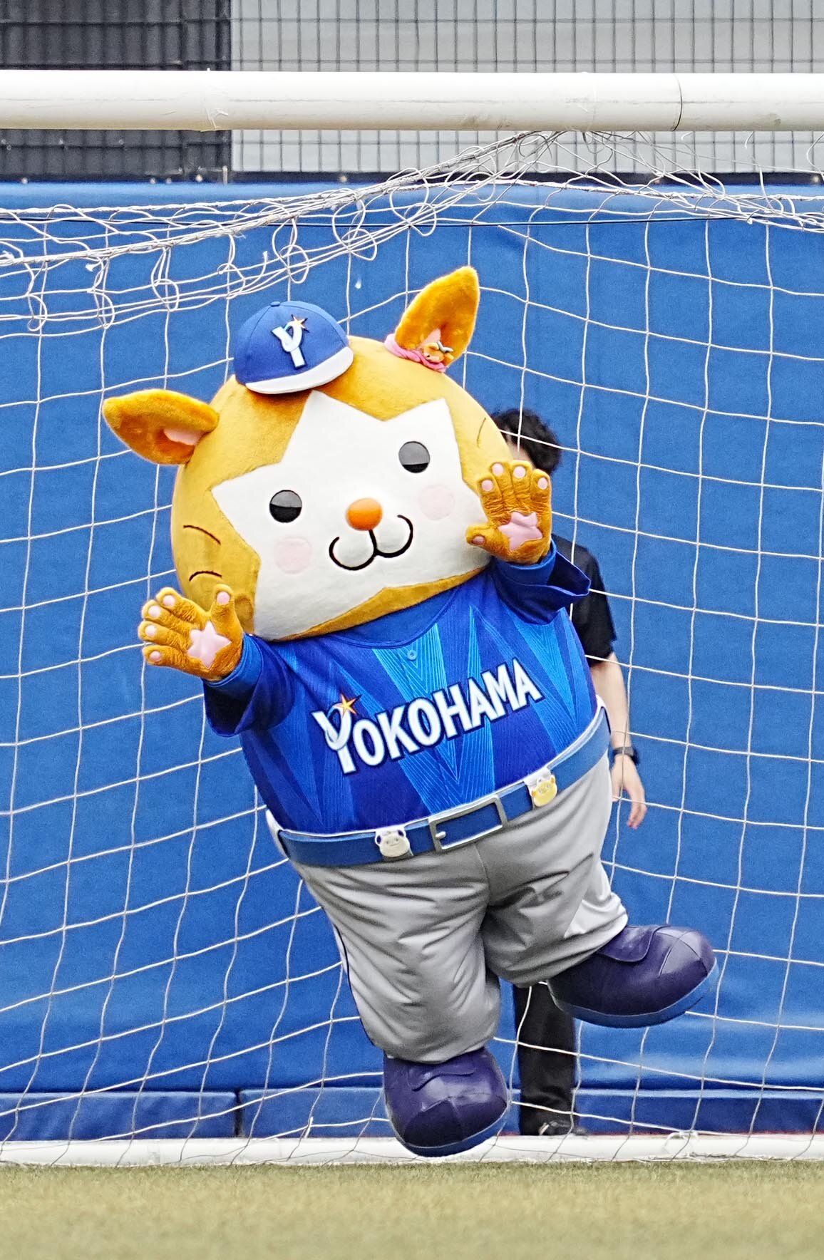 ロッテ対DeNA　ファン対抗PK対決で飛ぶDeNA球団マスコットのD．B．スターマン（撮影・小沢裕）