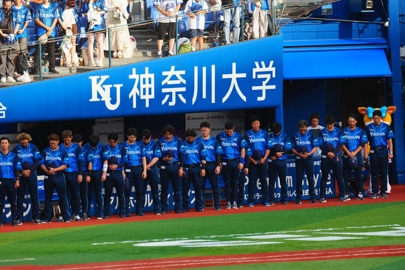 DeNA対阪神　試合前黙とうを行うDeNAの選手たち（撮影・垰建太）