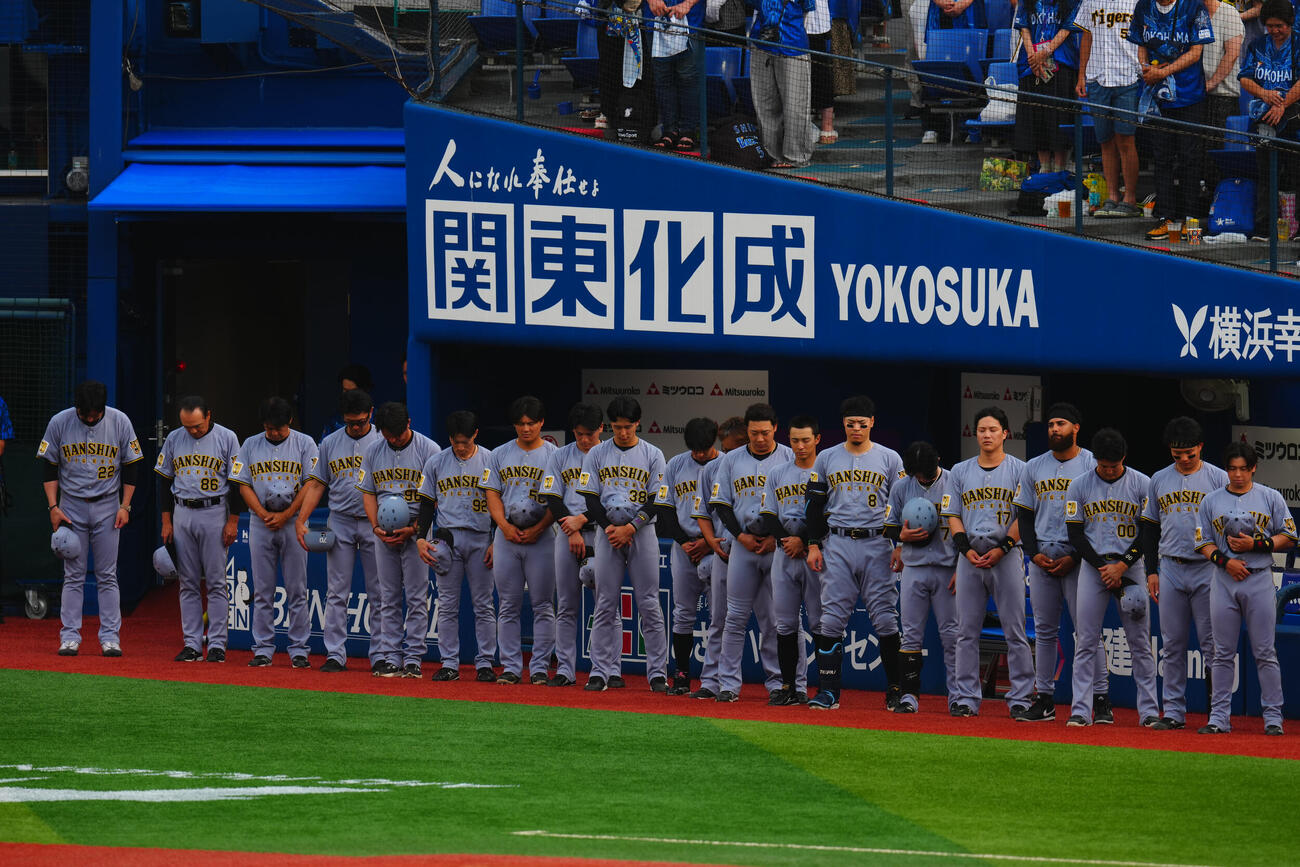 DeNA対阪神　試合前黙とうを行う阪神の選手たち（撮影・垰建太）