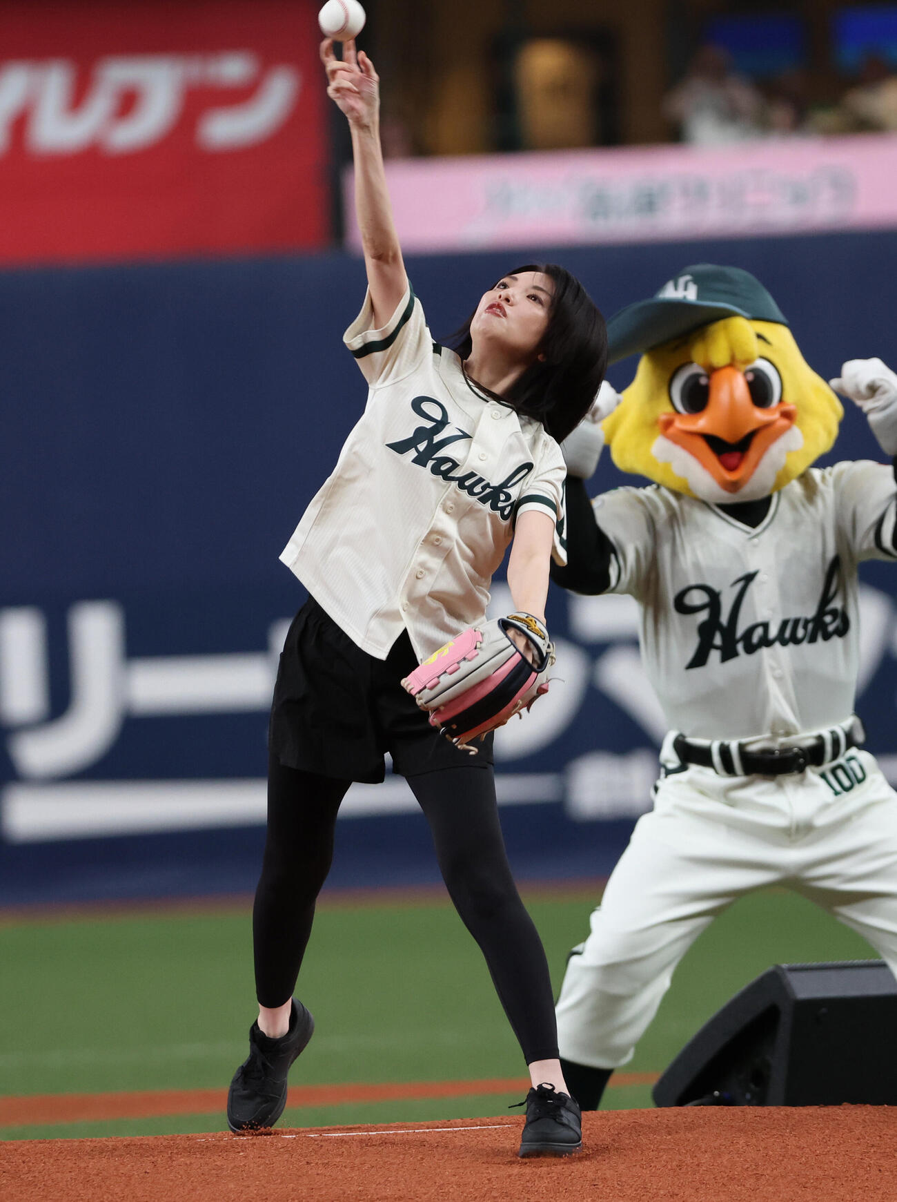ソフトバンク対日本ハム　セレモニアルピッチに登場した田中麗奈（撮影・西尾就之）
