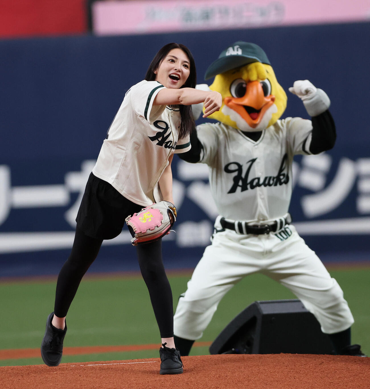 ソフトバンク対日本ハム　セレモニアルピッチに登場した田中麗奈（撮影・西尾就之）
