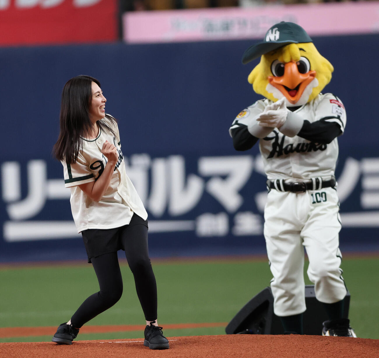 ソフトバンク対日本ハム　セレモニアルピッチに登場した田中麗奈はガッツポーズ（撮影・西尾就之）