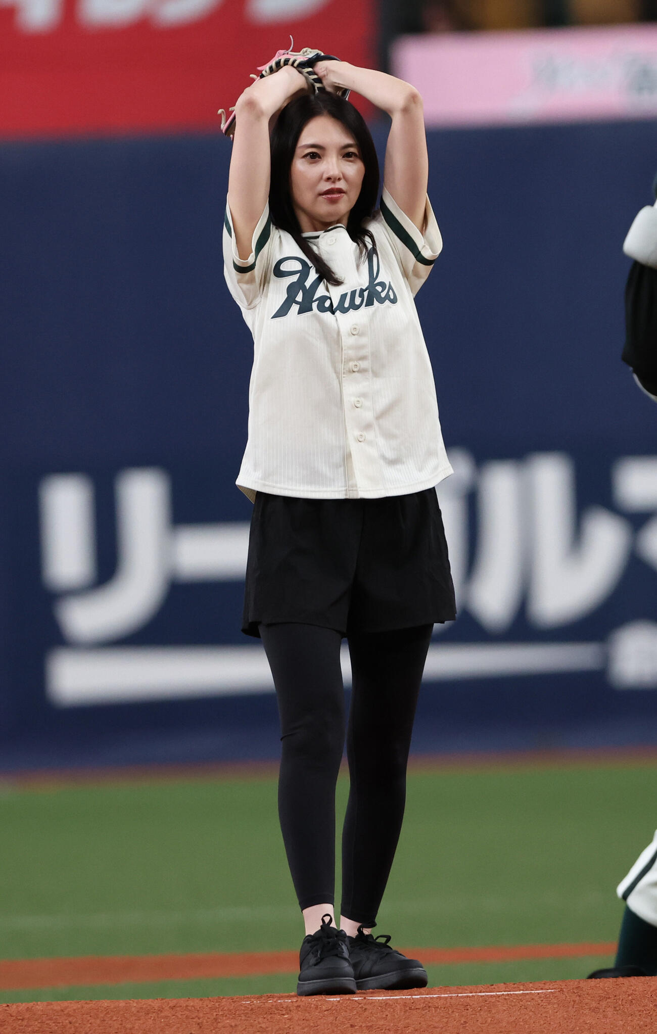 ソフトバンク対日本ハム　セレモニアルピッチに登場した田中麗奈（撮影・西尾就之）