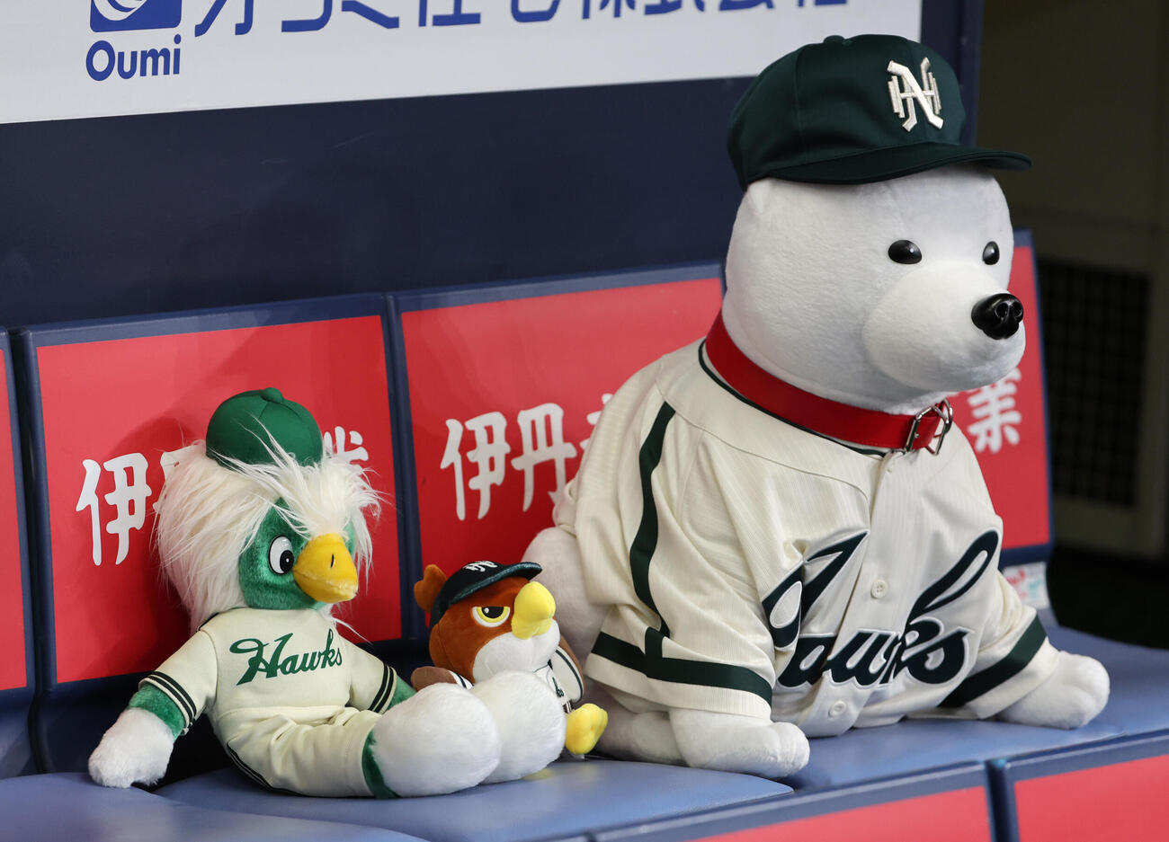 ソフトバンク対日本ハム　南海ホークス復刻ナイターin大阪と銘打って行われ、ベンチには当時のマスコット（左）と現在のマスコットが仲良く並んだ（撮影・西尾就之）