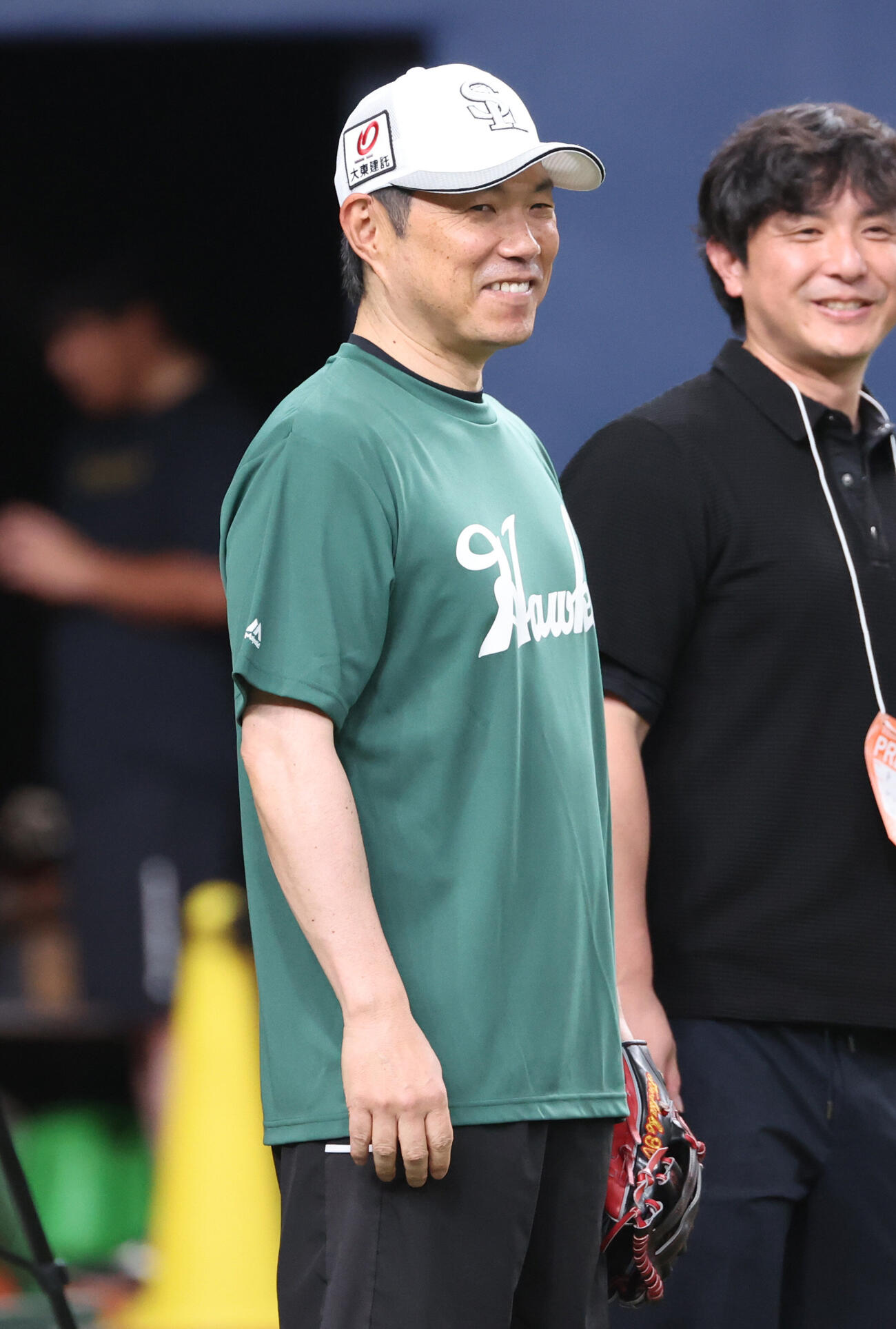 ソフトバンク対日本ハム　南海ホークス復刻ナイターin大阪と銘打って行われ、試合前練習で南海ホークス風シャツを着て笑顔を見せるソフトバンク小久保裕紀監督（撮影・西尾就之）