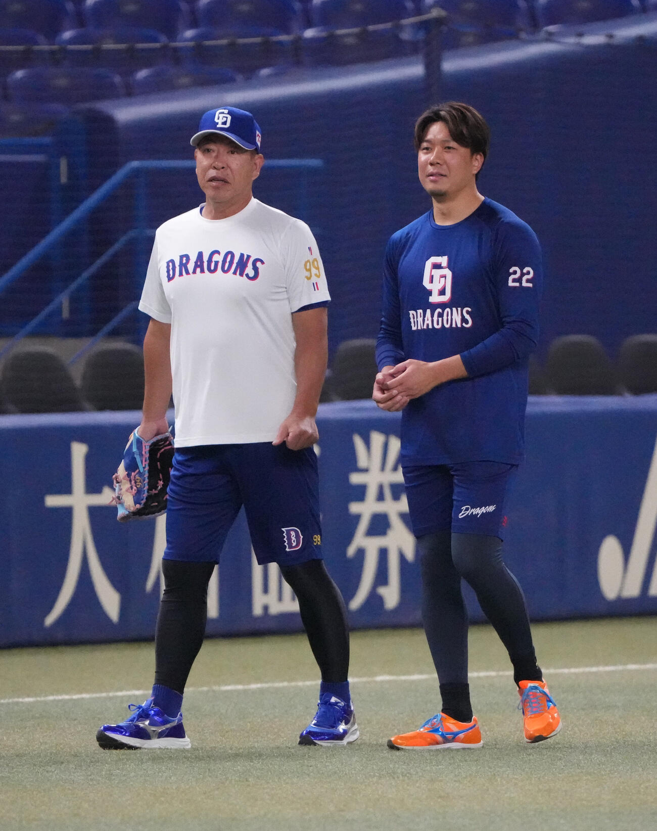 中日対ヤクルト　試合前、言葉を交わす井上一樹監督（左）と大野雄大（撮影・森本幸一）