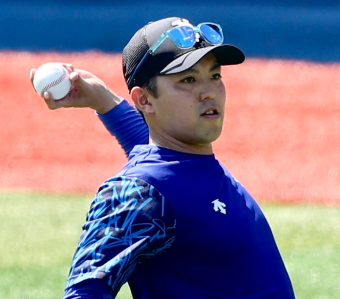 DeNA対阪神　試合前、キャッチボールするDeNA東克樹（撮影・河田真司）