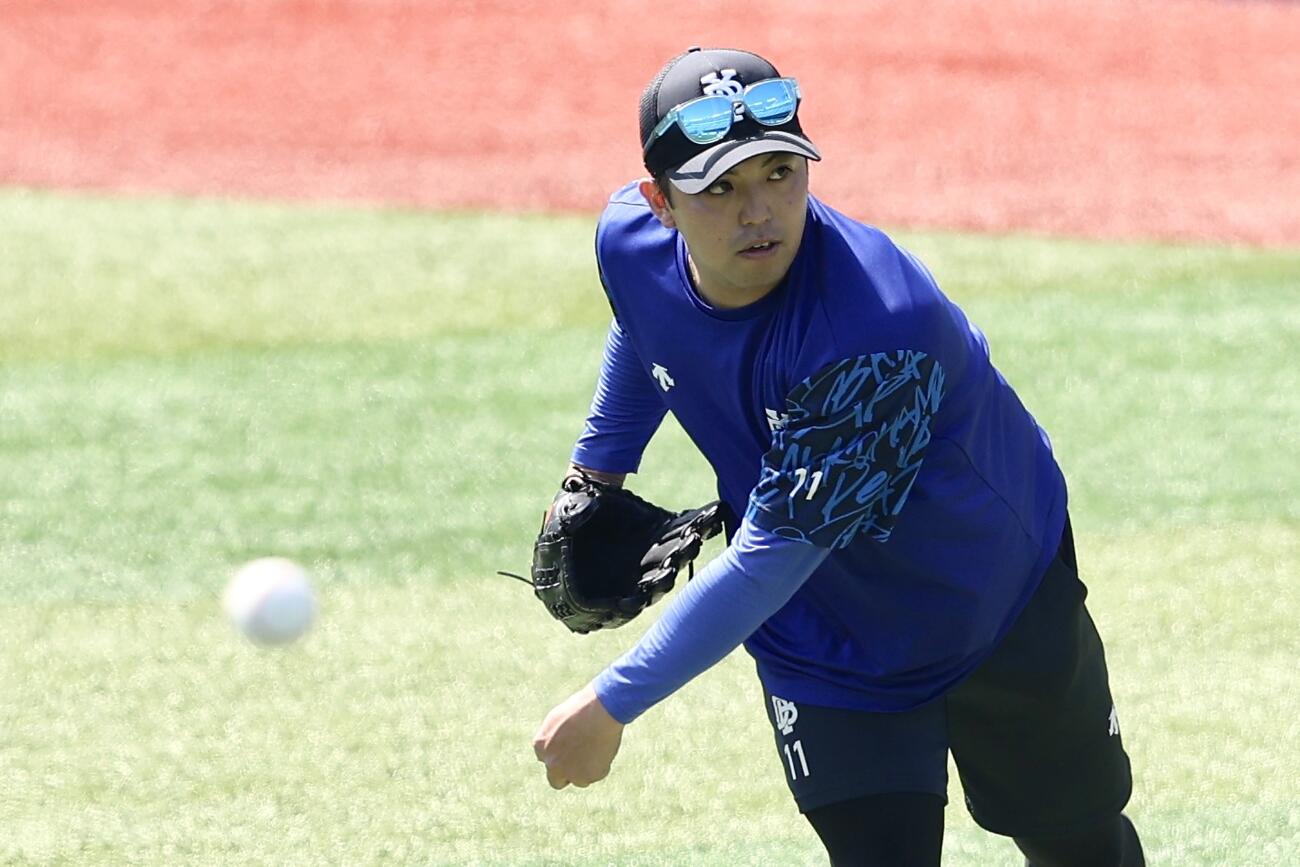 DeNA対阪神　試合前、キャッチボールするDeNA東克樹（撮影・河田真司）