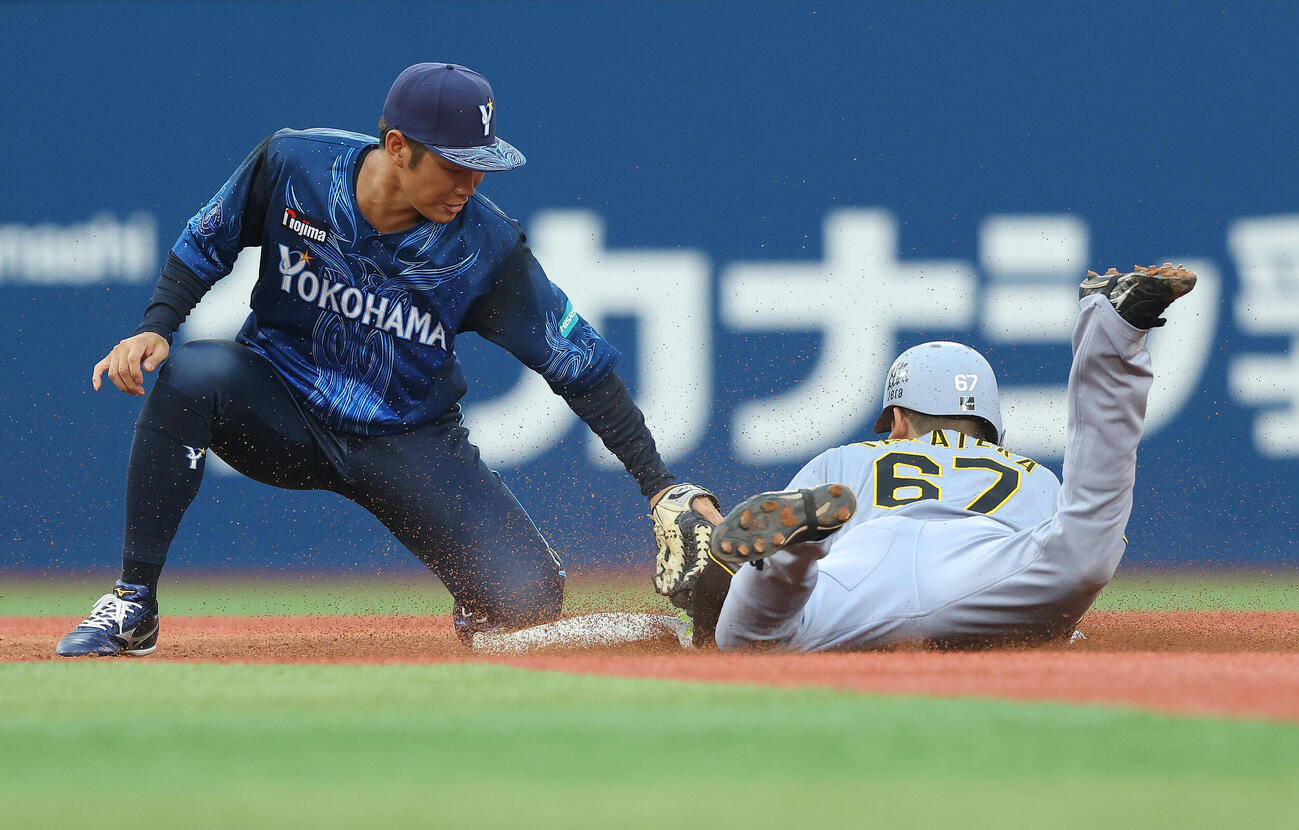 DeNA対阪神　2回表阪神無死一塁、二盗を決める高寺望夢（撮影・河田真司）
